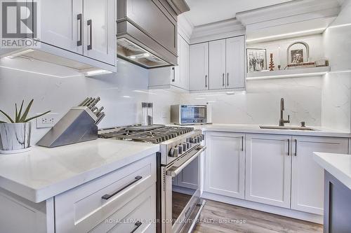 33 Goodwin Drive, Barrie, ON - Indoor Photo Showing Kitchen With Upgraded Kitchen