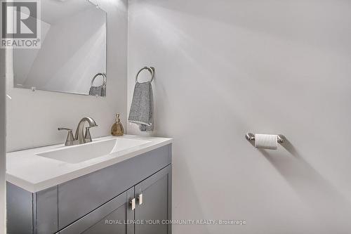 33 Goodwin Drive, Barrie, ON - Indoor Photo Showing Bathroom