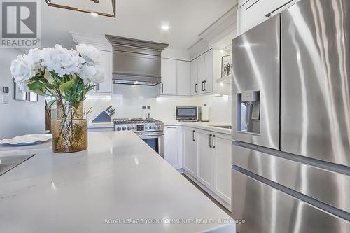 33 Goodwin Drive, Barrie, ON - Indoor Photo Showing Kitchen With Upgraded Kitchen