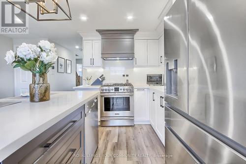 33 Goodwin Drive, Barrie, ON - Indoor Photo Showing Kitchen With Upgraded Kitchen