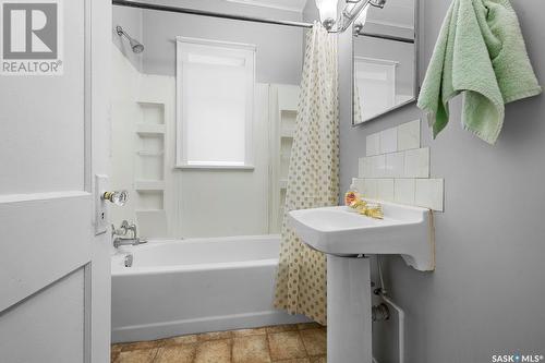 2109 Winnipeg Street, Regina, SK - Indoor Photo Showing Bathroom