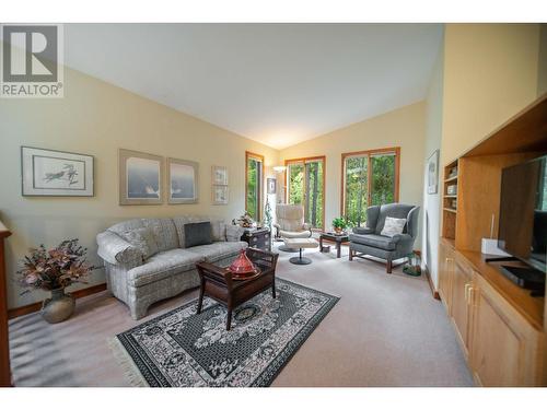 3023 Westside Road, Moyie, BC - Indoor Photo Showing Living Room