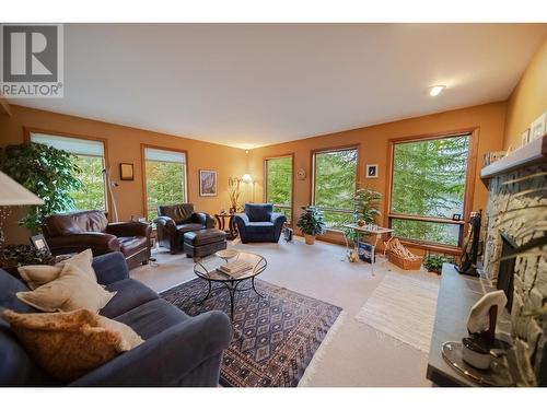 3023 Westside Road, Moyie, BC - Indoor Photo Showing Living Room