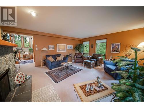 3023 Westside Road, Moyie, BC - Indoor Photo Showing Living Room