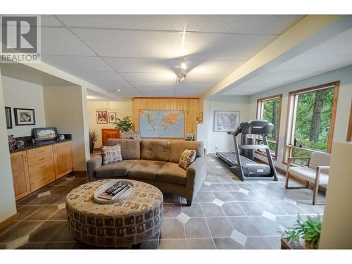 3023 Westside Road, Moyie, BC - Indoor Photo Showing Living Room