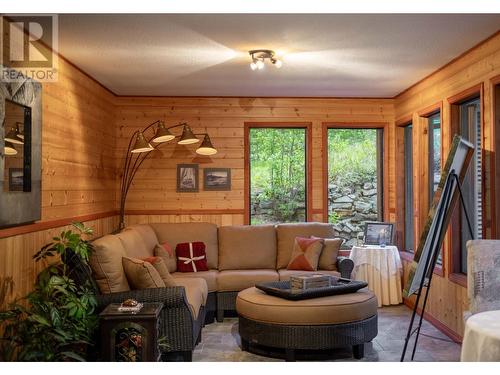 3023 Westside Road, Moyie, BC - Indoor Photo Showing Living Room