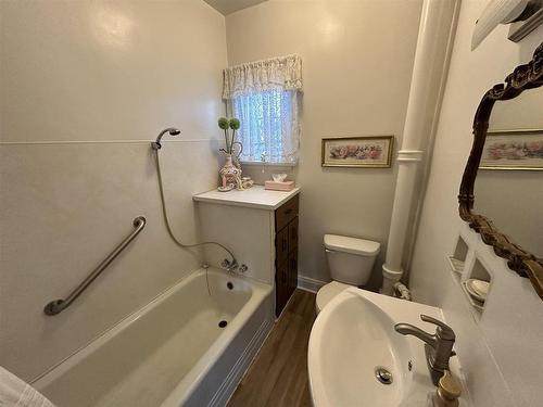 216 Atlantic Avenue, Thunder Bay, ON - Indoor Photo Showing Bathroom