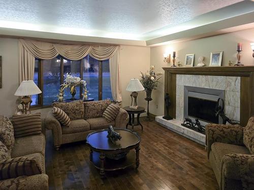 114 Richmond Rd, Thunder Bay, ON - Indoor Photo Showing Living Room With Fireplace