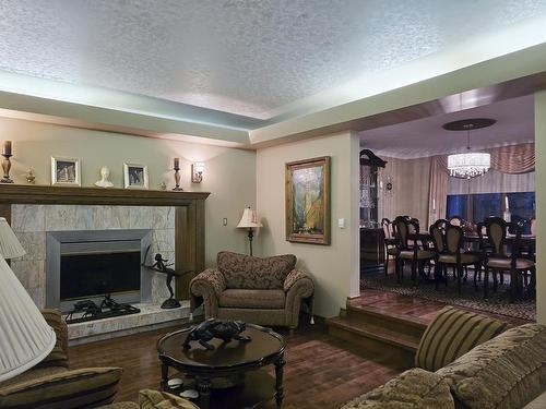 114 Richmond Rd, Thunder Bay, ON - Indoor Photo Showing Living Room With Fireplace