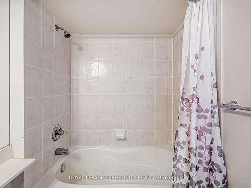 104-2035 Sheppard Ave E, Toronto, ON - Indoor Photo Showing Bathroom