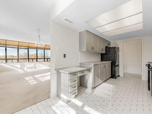 255 The Donway  W, Toronto, ON - Indoor Photo Showing Kitchen