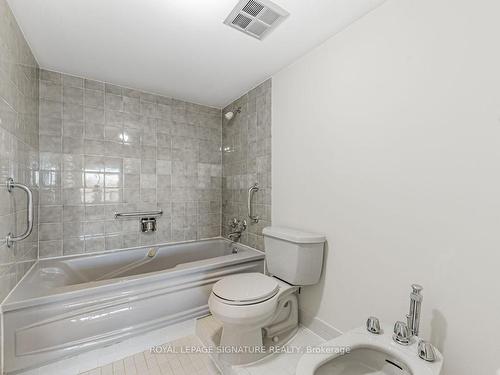 255 The Donway  W, Toronto, ON - Indoor Photo Showing Bathroom