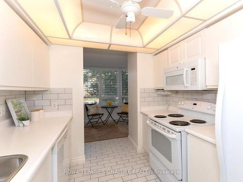 309-1200 Don Mills Rd, Toronto, ON - Indoor Photo Showing Kitchen