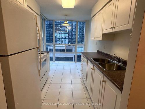 1603-43 Eglinton Ave E, Toronto, ON - Indoor Photo Showing Kitchen With Double Sink