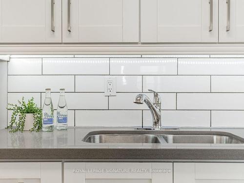 1507-60 Pavane Linkway, Toronto, ON - Indoor Photo Showing Kitchen With Double Sink