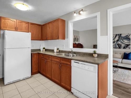 4104 Ashby Dr, Lincoln, ON - Indoor Photo Showing Kitchen With Double Sink