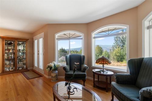 2143 Pleasant Dale Road, Blind Bay, BC - Indoor Photo Showing Living Room