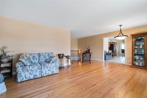 2143 Pleasant Dale Road, Blind Bay, BC - Indoor Photo Showing Living Room