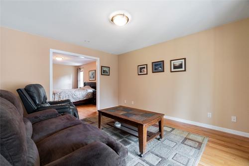 2143 Pleasant Dale Road, Blind Bay, BC - Indoor Photo Showing Living Room