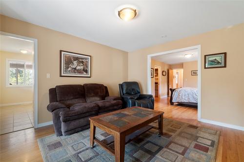 2143 Pleasant Dale Road, Blind Bay, BC - Indoor Photo Showing Living Room