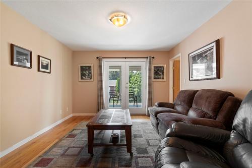 2143 Pleasant Dale Road, Blind Bay, BC - Indoor Photo Showing Living Room