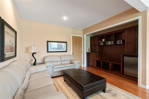 2143 Pleasant Dale Road, Blind Bay, BC - Indoor Photo Showing Living Room