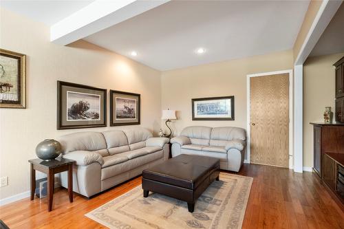 2143 Pleasant Dale Road, Blind Bay, BC - Indoor Photo Showing Living Room