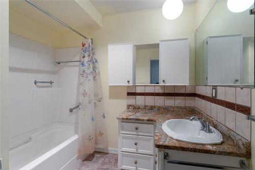 306-1915 Pacific Court, Kelowna, BC - Indoor Photo Showing Bathroom