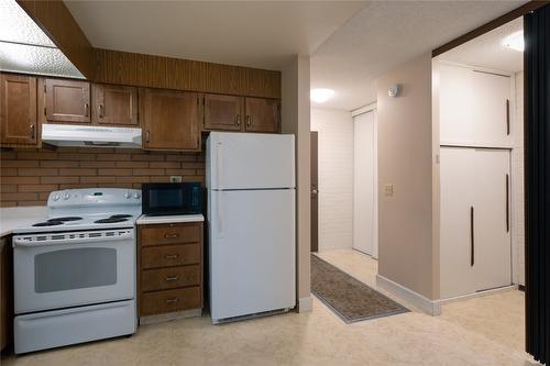 306-1915 Pacific Court, Kelowna, BC - Indoor Photo Showing Kitchen