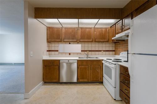 306-1915 Pacific Court, Kelowna, BC - Indoor Photo Showing Kitchen With Double Sink