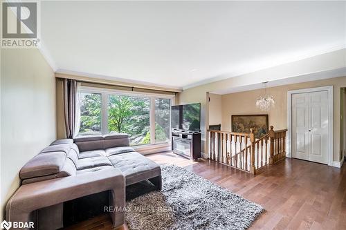 127 Weir Crescent, Toronto, ON - Indoor Photo Showing Living Room