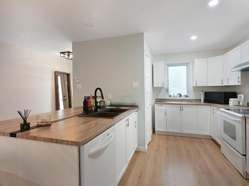 Cuisine - 239  - 241 Rue De La Rivière, Bedford - Ville, QC - Indoor Photo Showing Kitchen With Double Sink