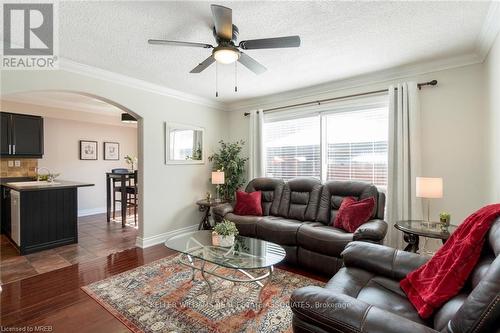 852 Luxton Drive, Milton, ON - Indoor Photo Showing Living Room