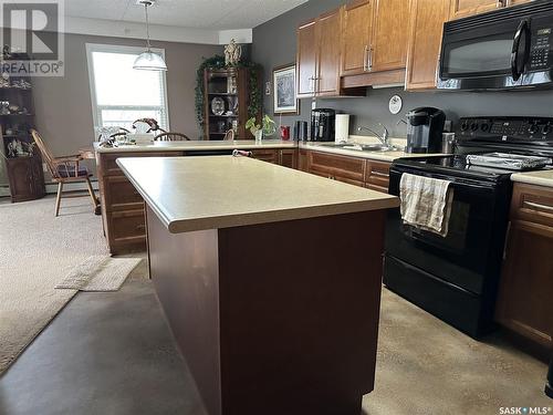 207 505 Bannerman Street, Weyburn, SK - Indoor Photo Showing Kitchen