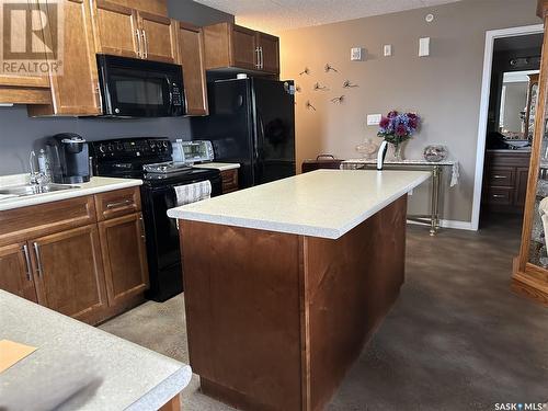 207 505 Bannerman Street, Weyburn, SK - Indoor Photo Showing Kitchen