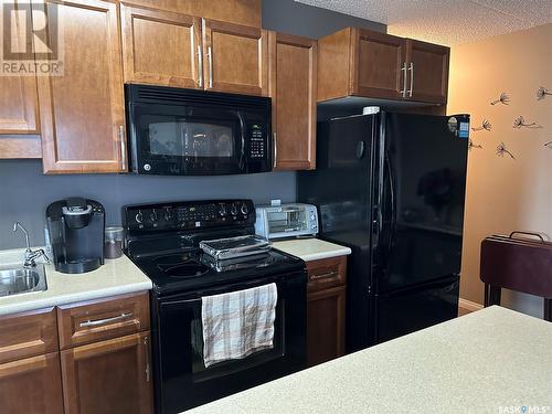 207 505 Bannerman Street, Weyburn, SK - Indoor Photo Showing Kitchen