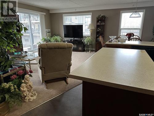 207 505 Bannerman Street, Weyburn, SK - Indoor Photo Showing Living Room