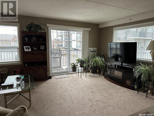 207 505 Bannerman Street, Weyburn, SK - Indoor Photo Showing Living Room