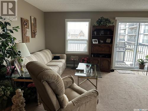 207 505 Bannerman Street, Weyburn, SK - Indoor Photo Showing Living Room