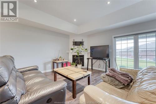 1098 Florence Avenue, Windsor, ON - Indoor Photo Showing Living Room