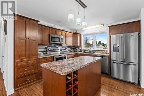 1023 Rorison Avenue, Moose Jaw, SK - Indoor Photo Showing Kitchen With Upgraded Kitchen