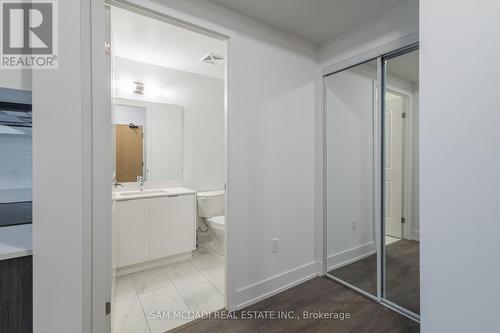 2004 - 202 Burnhamthorpe Road E, Mississauga, ON - Indoor Photo Showing Bathroom