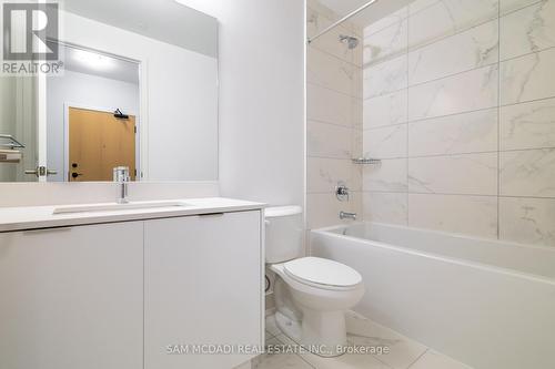 2004 - 202 Burnhamthorpe Road E, Mississauga, ON - Indoor Photo Showing Bathroom