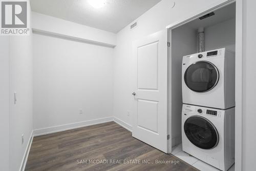 2004 - 202 Burnhamthorpe Road E, Mississauga, ON - Indoor Photo Showing Laundry Room