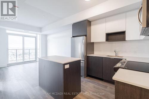 2004 - 202 Burnhamthorpe Road E, Mississauga, ON - Indoor Photo Showing Kitchen With Upgraded Kitchen