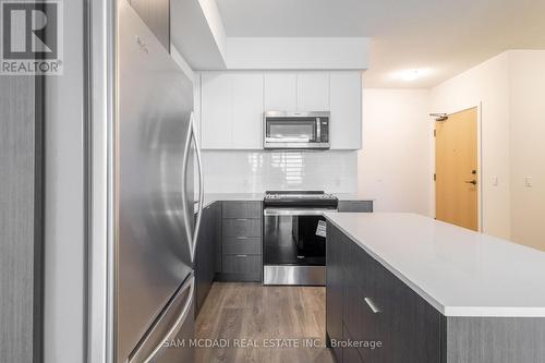 2004 - 202 Burnhamthorpe Road E, Mississauga, ON - Indoor Photo Showing Kitchen With Upgraded Kitchen