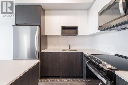 2004 - 202 Burnhamthorpe Road E, Mississauga, ON - Indoor Photo Showing Kitchen With Upgraded Kitchen