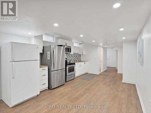 15 Oakhaven Road, Brampton, ON - Indoor Photo Showing Kitchen