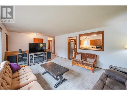 3305 8Th Street, Naramata, BC - Indoor Photo Showing Living Room