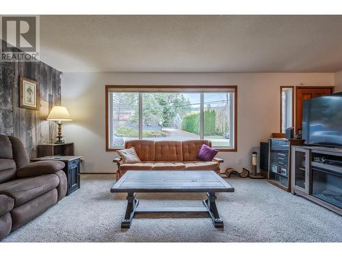 3305 8Th Street, Naramata, BC - Indoor Photo Showing Living Room